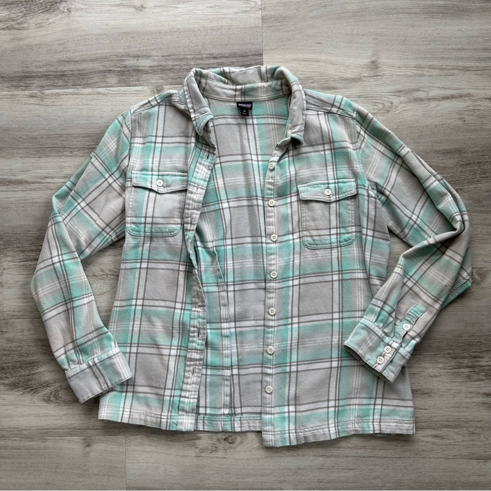 Patagonia size 10 Women’s Gray and Mint Plaid Shirt 100% Organic Cotton